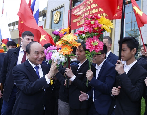 Cán bộ Đại sứ quán và đại diện cộng đồng người Việt Nam tại Liên bang Nga đón Thủ tướng Nguyễn Xuân Phúc tại sân bay quốc tế Vnukovo 2 (Moskva). Ảnh: Thống Nhất-TTXVN