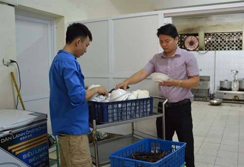 Gần 4 năm qua, Câu lạc bộ Cơm 5000 đồng đã cấp phát trên 30.000 suất ăn cho những người gặp hoàn cảnh khó khăn. Ảnh: KIm Anh- TTXVN Gần 4 năm qua, Câu lạc bộ Cơm 5000 đồng đã cấp phát trên 30.000 suất ăn cho những người gặp hoàn cảnh khó khăn. Ảnh: KIm Anh- TTXVN