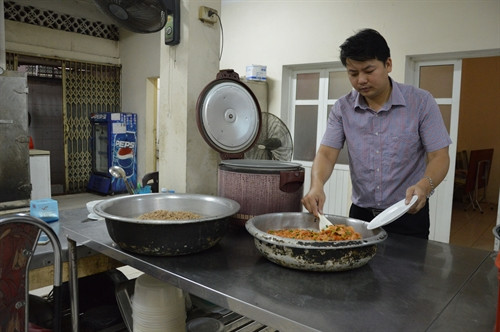 Là Bí thư chi đoàn Trường Đội Lê Duẩn, Bùi Quang Long không chỉ giỏi về chuyên môn mà còn tích cực tham gia các hoạt động tình nguyện vì cuộc sống cộng đồng. Ảnh: KIm Anh- TTXVN Là Bí thư chi đoàn Trường Đội Lê Duẩn, Bùi Quang Long không chỉ giỏi về chuyên môn mà còn tích cực tham gia các hoạt động tình nguyện vì cuộc sống cộng đồng. Ảnh: KIm Anh- TTXVN
