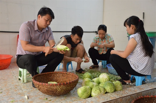 Trưởng nhóm Câu lạc bộ Cơm 5000 đồng Bùi Quang Long (đầu tiên từ trái sang) cùng các tình nguyện viên chuẩn bị các suất ăn. Ảnh: KIm Anh- TTXVN Trưởng nhóm Câu lạc bộ Cơm 5000 đồng Bùi Quang Long (đầu tiên từ trái sang) cùng các tình nguyện viên chuẩn bị các suất ăn. Ảnh: KIm Anh- TTXVN