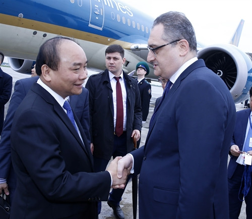 Thứ trưởng Bộ Ngoại giao LB Nga Igor Morgulov, đại diện Tổng thống LB Nga đón Thủ tướng Nguyễn Xuân Phúc tại sân bay quốc tế Vnukovo 2 (Moskva). Ảnh: Thống Nhất-TTXVN