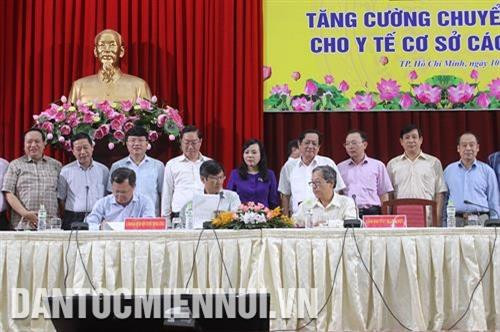 Lễ ký kết tăng cường chuyển giao kỹ thuật cho y tế cơ sở giữa các bệnh viện tuyến Trung ương, bệnh viện tuyến cuối tại Thành phố Hồ Chí Minh với Sở Y tế và các trung tâm y tế quận, huyện có trạm y tế xã, phường làm điểm. Ảnh: Linh Giang Lễ ký kết tăng cường chuyển giao kỹ thuật cho y tế cơ sở giữa các bệnh viện tuyến Trung ương, bệnh viện tuyến cuối tại Thành phố Hồ Chí Minh với Sở Y tế và các trung tâm y tế quận, huyện có trạm y tế xã, phường làm điểm. Ảnh: Linh Giang