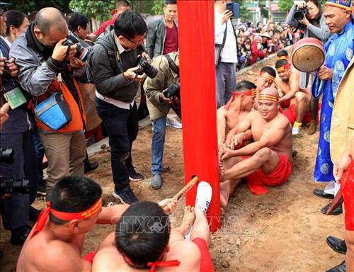 Cuộn dây kéo được các đội trưởng nâng lên 3 lần khi hành lễ. Ảnh: Thanh Tùng-TTXVN Cuộn dây kéo được các đội trưởng nâng lên 3 lần khi hành lễ. Ảnh: Thanh Tùng-TTXVN Dây kéo co có chiều dài hàng chục mét. Ảnh: Thanh Tùng-TTXVN Các đội tham gia kéo co hành lễ trong đền. Ảnh: Thanh Tùng-TTXVN Mỗi hiệp đấu kết thúc, phần thắng thuộc về bên nào không quan trọng, quan trọng là chúng ta đã góp phần bảo tồn và phát huy một di sản văn hóa phi vật thể đại diện nhân loại. Ảnh: Thanh Tùng-TTXVN Sự cố gắng, quyết liệt mỗi hiệp kéo biểu cảm rõ nét trên từng người tham gia kéo. Ảnh: Thanh Tùng-TTXVN Khi có hiệu lệnh “bắt đầu” các trai kéo dồn hết sức lực để kéo. Ảnh: Thanh Tùng-TTXVN Một “trai kéo” tới từ Hàn Quốc (người đeo kính) cùng tham gia kéo. Ảnh: Thanh Tùng-TTXVN Sự cố gắng, quyết liệt mỗi hiệp kéo biểu cảm rõ nét trên từng người tham gia kéo. Ảnh: Thanh Tùng-TTXVN Thanh gỗ nhỏ được trọng tài dùng để chêm vào lỗ giúp cho dây kéo ko xê dịch trước khi phát lệnh kéo. Ảnh: Thanh Tùng-TTXVN Dây kéo được luồn qua một cột gỗ chôn chặt dưới đất. Ảnh: Thanh Tùng-TTXVN Cuộn dây kéo được các đội trưởng nâng lên 3 lần khi hành lễ. Ảnh: Thanh Tùng-TTXVN Cuộn dây kéo được các đội trưởng nâng lên 3 lần khi hành lễ. Ảnh: Thanh Tùng-TTXVN Dây kéo co có chiều dài hàng chục mét. Ảnh: Thanh Tùng-TTXVN Các đội tham gia kéo co hành lễ trong đền. Ảnh: Thanh Tùng-TTXVN Mỗi hiệp đấu kết thúc, phần thắng thuộc về bên nào không quan trọng, quan trọng là chúng ta đã góp phần bảo tồn và phát huy một di sản văn hóa phi vật thể đại diện nhân loại. Ảnh: Thanh Tùng-TTXVN Sự cố gắng, quyết liệt mỗi hiệp kéo biểu cảm rõ nét trên từng người tham gia kéo. Ảnh: Thanh Tùng-TTXVN Khi có hiệu lệnh “bắt đầu” các trai kéo dồn hết sức lực để kéo. Ảnh: Thanh Tùng-TTXVN Một “trai kéo” tới từ Hàn Quốc (người đeo kính) cùng tham gia kéo. Ảnh: Thanh Tùng-TTXVN Sự cố gắng, quyết liệt mỗi hiệp kéo biểu cảm rõ nét trên từng người tham gia kéo. Ảnh: Thanh Tùng-TTXVN Thanh gỗ nhỏ được trọng tài dùng để chêm vào lỗ giúp cho dây kéo ko xê dịch trước khi phát lệnh kéo. Ảnh: Thanh Tùng-TTXVN Dây kéo được luồn qua một cột gỗ chôn chặt dưới đất. Ảnh: Thanh Tùng-TTXVN