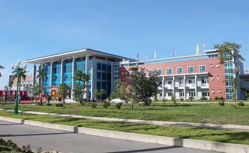 Chào mừng Đại hội Đảng bộ tỉnh Quảng Trị nhiệm kỳ 2015-2020, sáng 21/9/2015, UBND tỉnh Quảng Trị và Sở Y tế tỉnh tổ chức Lễ khánh thành và đưa vào sử dụng Bệnh viện Đa khoa tỉnh Quảng Trị gồm hơn 500 giường bệnh, tổng vốn đầu tư gần 540 tỷ đồng. Ảnh: TTXVN Chào mừng Đại hội Đảng bộ tỉnh Quảng Trị nhiệm kỳ 2015-2020, sáng 21/9/2015, UBND tỉnh Quảng Trị và Sở Y tế tỉnh tổ chức Lễ khánh thành và đưa vào sử dụng Bệnh viện Đa khoa tỉnh Quảng Trị gồm hơn 500 giường bệnh, tổng vốn đầu tư gần 540 tỷ đồng. Ảnh: TTXVN