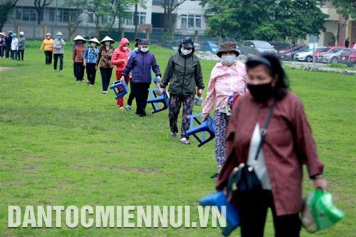 Người dân lần lượt xếp hàng vào nhận gạo.