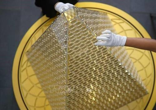 Cây thông Noel đồng xu vàng của hãng Pro Aurum tại Munich, Đức. Ảnh: Reuters/ TTXVN