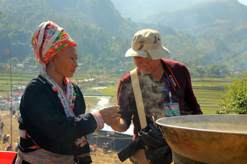 Đông đảo người dân và du khách đã nô nức tham gia Lễ hội Rượu xuân Đinh Dậu 2017, hưởng ứng Năm du lịch quốc gia 2017 - Lào Cai - Tây Bắc. Tại lễ hội, đồng bào tổ chức nấu những loại rượu ngon, nổi tiếng theo phương pháp truyền thống như: rượu San Lùng (xã Bản Xèo), rượu Nậm Pung (xã Nậm Pung), rượu Sim San (xã Ý Tý), rượu Séng Cù (xã Mường Vi)… Du khách được đồng bào mời thưởng thức những ly rượu ngon, được chưng cất theo bí quyết cổ truyền. Đông đảo người dân và du khách đã nô nức tham gia Lễ hội Rượu xuân Đinh Dậu 2017, hưởng ứng Năm du lịch quốc gia 2017 - Lào Cai - Tây Bắc. Tại lễ hội, đồng bào tổ chức nấu những loại rượu ngon, nổi tiếng theo phương pháp truyền thống như: rượu San Lùng (xã Bản Xèo), rượu Nậm Pung (xã Nậm Pung), rượu Sim San (xã Ý Tý), rượu Séng Cù (xã Mường Vi)… Du khách được đồng bào mời thưởng thức những ly rượu ngon, được chưng cất theo bí quyết cổ truyền.