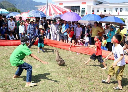 Tiết mục thi văn nghệ quần chúng của xã Nậm Loỏng. Ảnh: Quý Trung – TTXVN Du khách thưởng thức Mèn Mén - món ăn đặc sản của dân tộc Mông. Ảnh: Quý Trung – TTXVN Người dân cùng du khách thập phương tham gia chơi trò chơi dân gian bịt mắt bắt vịt. Ảnh: Quý Trung – TTXVN Thi đấu bóng chuyền hơi dành cho nam tại ngày hội. Ảnh: Quý Trung – TTXVN Tiết mục thi văn nghệ quần chúng của xã Nậm Loỏng. Ảnh: Quý Trung – TTXVN Du khách thưởng thức Mèn Mén - món ăn đặc sản của dân tộc Mông. Ảnh: Quý Trung – TTXVN Người dân cùng du khách thập phương tham gia chơi trò chơi dân gian bịt mắt bắt vịt. Ảnh: Quý Trung – TTXVN Thi đấu bóng chuyền hơi dành cho nam tại ngày hội. Ảnh: Quý Trung – TTXVN