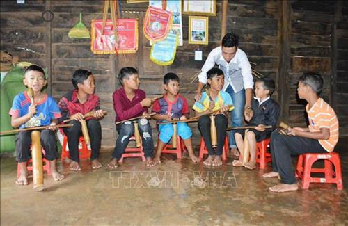 Ông Y’ Ky Niê dạy đám trẻ buôn Kram đánh chiêng tre. Ảnh: Tuấn Anh – TTXVN Ông Y’ Ky Niê dạy đám trẻ buôn Kram đánh chiêng tre. Ảnh: Tuấn Anh – TTXVN