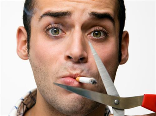 Hãy bỏ hút thuốc nếu không muốn mau già, giảm tuổi thọ (Ảnh minh họa)