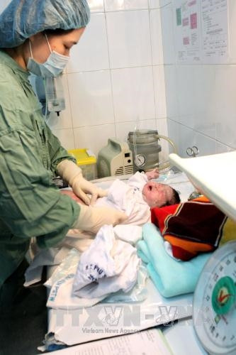 Bé gái đầu tiên chào đời nhờ mang thai hộ ảnh 2