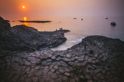 Gành Đá Đĩa mang một vẻ đẹp kì vĩ và bí ẩn. Ảnh: Trọng Đạt - TTXVN Gành Đá Đĩa mang một vẻ đẹp kì vĩ và bí ẩn. Ảnh: Trọng Đạt - TTXVN