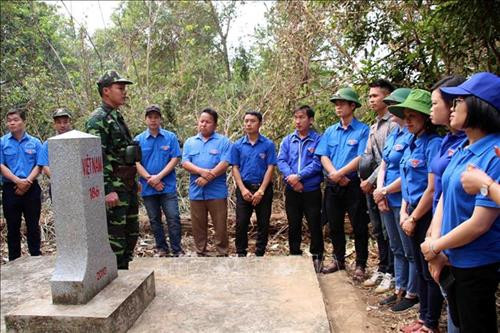 Đoàn viên, thanh niên thế hệ trẻ được thăm quan, nghe giới thiệu về lịch sử, quá trình hình thành và giữ gìn cột mốc biên giới. Ảnh: Diệp Anh – TTXVN Đoàn viên, thanh niên thế hệ trẻ được thăm quan, nghe giới thiệu về lịch sử, quá trình hình thành và giữ gìn cột mốc biên giới. Ảnh: Diệp Anh – TTXVN