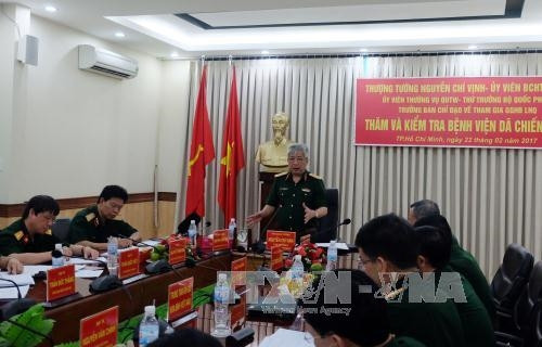 Thượng tướng Nguyễn Chí Vịnh làm việc với Bệnh viện dã chiến số 1. Ảnh: Phương Vy - TTXVN