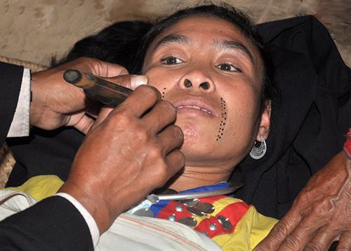 Tục xăm cằm của người dân tộc Mảng Tục xăm cằm của người dân tộc Mảng