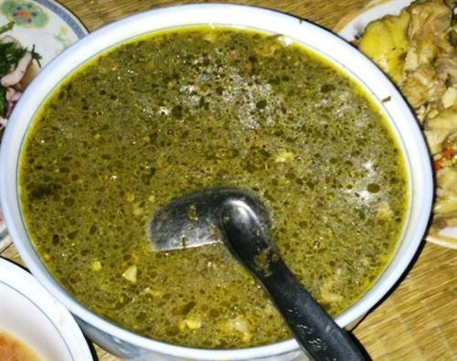 Lá đắng là một thứ lá chỉ có riêng ở vùng Lai Châu, là thành phần chủ chốt của món canh đặc sản nơi đây: canh lá đắng. Để nấu món này cũng khá là đơn giản gồm phổi lợn, chút tiết, rau thơm và lá đắng. Lần đầu thưởng thức nó có lẽ nhiều người sẽ thấy khó ăn nhưng dần dần sẽ nghiện cái vị đắng đắng tê tê nơi đầu lưỡi. Quả là một món ăn không thể bỏ qua khi tới Lai Châu.