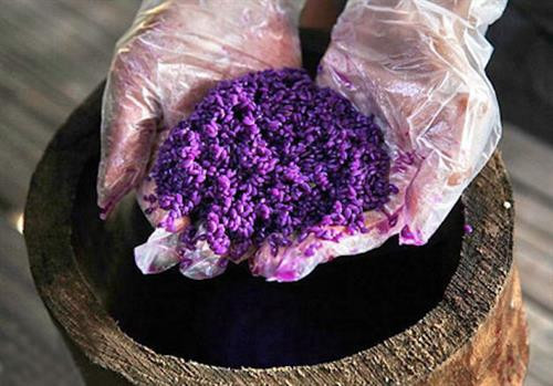 Màu tím đặc trưng của món xôi được nhuộm bằng một loại cây có tên là khấu cắm. Cũng là thứ nếp hương thơm dẻo đặc trưng của núi rừng Tây Bắc nhưng qua bàn tay khéo léo của người phụ nữ nơi đây, từ những nguyên liệu thân thuộc trong phút chốc trở thành một món ăn hấp dẫn. Để có được món xôi không chỉ ngon mắt mà còn phải ngon miệng người ta không đồ bằng cây chõ thông thường mà phải là từ gỗ sung thì xôi khi nấu ra sẽ có mùi thơm lừng, hạt dẻo, không dính.