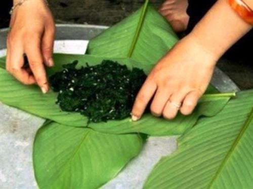 Có thể nói đây là món ăn cực kỳ độc đáo của người dân Lai Châu. Nó đã trở thành một món ăn truyền thống và không thể nào thiếu trên mâm cổ hứa hôn của các đôi trai gái. Rêu đá có thể chế biến thành nhiều món ngon khác nhau như là canh rêu, nộm rêu, rêu xào lá tỏi. Cầu kì hơn một chút chính là món rêu nướng ngon trứ danh. Rêu nướng có mùi thơm đặc biệt và cực kỳ tốt cho sức khỏe.