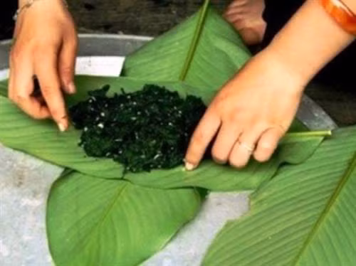 Có thể nói đây là món ăn cực kỳ độc đáo của người dân Lai Châu. Nó đã trở thành một món ăn truyền thống và không thể nào thiếu trên mâm cổ hứa hôn của các đôi trai gái. Rêu đá có thể chế biến thành nhiều món ngon khác nhau như là canh rêu, nộm rêu, rêu xào lá tỏi. Cầu kì hơn một chút chính là món rêu nướng ngon trứ danh. Rêu nướng có mùi thơm đặc biệt và cực kỳ tốt cho sức khỏe. Có thể nói đây là món ăn cực kỳ độc đáo của người dân Lai Châu. Nó đã trở thành một món ăn truyền thống và không thể nào thiếu trên mâm cổ hứa hôn của các đôi trai gái. Rêu đá có thể chế biến thành nhiều món ngon khác nhau như là canh rêu, nộm rêu, rêu xào lá tỏi. Cầu kì hơn một chút chính là món rêu nướng ngon trứ danh. Rêu nướng có mùi thơm đặc biệt và cực kỳ tốt cho sức khỏe.