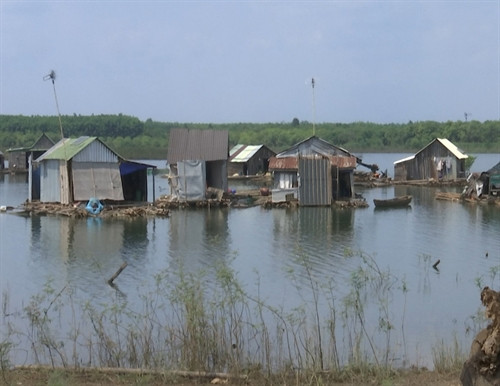 Việc làm rào chắn và cắm biển cảnh báo nguy hiểm tại các ao, hồ, đập vẫn chưa được thực hiện. Việc làm rào chắn và cắm biển cảnh báo nguy hiểm tại các ao, hồ, đập vẫn chưa được thực hiện.