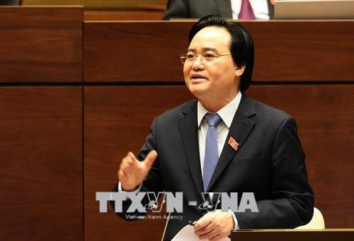 Bộ trưởng Bộ Giáo dục và Đài tạo Phùng Xuân Nhạ giải trình ý kiến của các đại biểu Quốc hội. Ảnh: Dương Giang - TTXVN