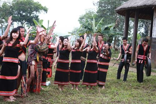 Đám cưới của người dân tộc Ba Na. Ảnh: internet