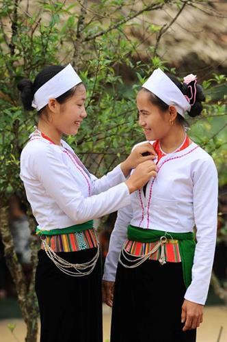 Cô gái Mường trong trang phục truyền thống Cô gái Mường trong trang phục truyền thống
