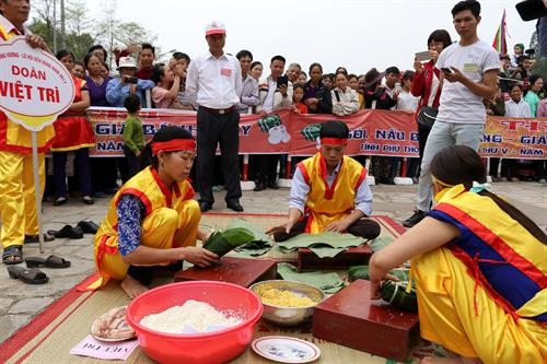 Thi gói bánh chưng tại Giỗ Tổ Hùng Vương – Lễ hội Đền Hùng năm 2017 Thi gói bánh chưng tại Giỗ Tổ Hùng Vương – Lễ hội Đền Hùng năm 2017