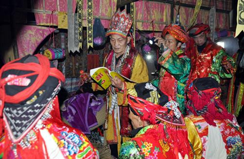 Độc đáo lễ cấp sắc 12 đèn của người Dao đỏ ở Tòng Sành ảnh 12