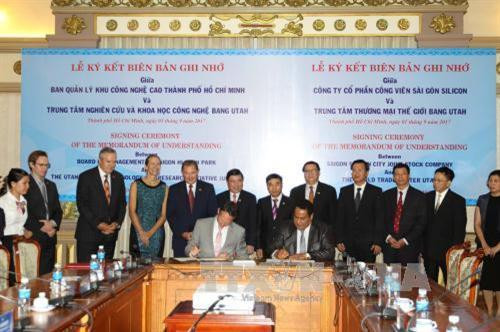 Lễ ký kết giữa Công ty Cổ phần Công viên Sài Gòn Silicon và Trung tâm Thương mại Thế giới Bang Utah (Hoa Kỳ). Ảnh: Thanh Vũ-TTXVN
