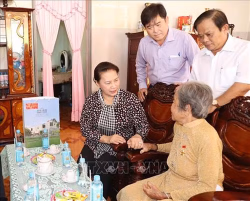 Chủ tịch Quốc hội Nguyễn Thị Kim Ngân thăm và tặng quà Mẹ Việt Nam Anh hùng Lê Thị Tới ở ấp Chợ, xã Tập Sơn huyện Trà Cú. Ảnh: Trọng Đức – TTXVN Chủ tịch Quốc hội Nguyễn Thị Kim Ngân thăm và tặng quà Mẹ Việt Nam Anh hùng Lê Thị Tới ở ấp Chợ, xã Tập Sơn huyện Trà Cú. Ảnh: Trọng Đức – TTXVN
