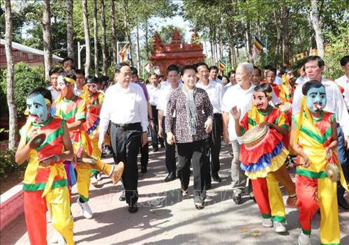 Chủ tịch Quốc hội Nguyễn Thị Kim Ngân đến dự Ngày hội Đại đoàn kết các dân tộc tỉnh Trà Vinh. Ảnh: Trọng Đức – TTXVN Chủ tịch Quốc hội Nguyễn Thị Kim Ngân đến dự Ngày hội Đại đoàn kết các dân tộc tỉnh Trà Vinh. Ảnh: Trọng Đức – TTXVN