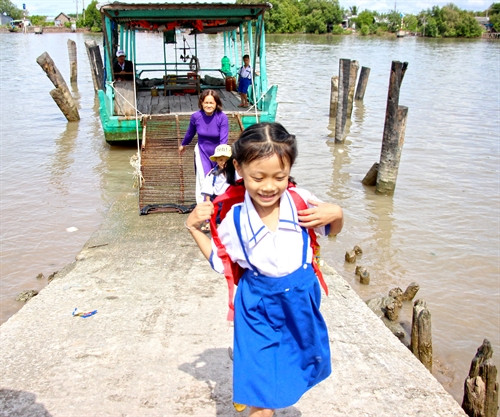 Gia đình các em học sinh nơi đây đều có hoàn cảnh khó khăn khiến việc chăm lo cho các em còn nhiều hạn chế. Sau giờ tan học cô Phương đều đưa các em xuống đò ngang để sang sông được an toàn. Gia đình các em học sinh nơi đây đều có hoàn cảnh khó khăn khiến việc chăm lo cho các em còn nhiều hạn chế. Sau giờ tan học cô Phương đều đưa các em xuống đò ngang để sang sông được an toàn.