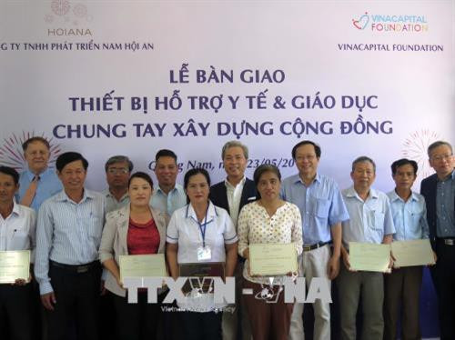 Ban tổ chức trao tặng bảng tượng trưng trang thiết bị y tế và giáo dục cho các đơn vị của hai xã Duy Hải và Duy Nghĩa. Ảnh: Đỗ Văn Trưởng - TTXVN Ban tổ chức trao tặng bảng tượng trưng trang thiết bị y tế và giáo dục cho các đơn vị của hai xã Duy Hải và Duy Nghĩa. Ảnh: Đỗ Văn Trưởng - TTXVN