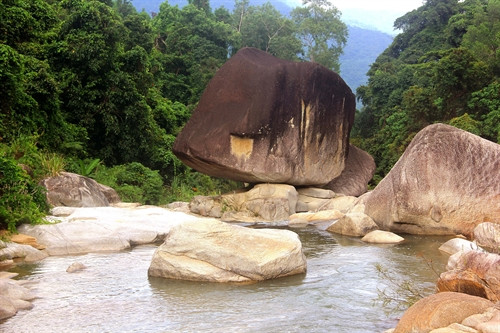 Hòn Mồ Côi ở suối nước km10 xã An Quang, huyện An Lão.