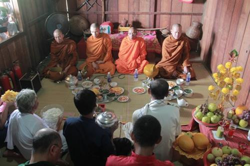 Các thành viên trong gia đình thực hiện cúng dường. Ảnh: vinaculto