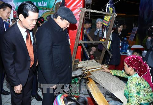 Thủ tướng Nguyễn Xuân Phúc xem dệt vải. Ảnh: Thống Nhất –TTXVN