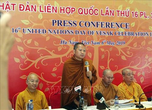 Đại diện Phật giáo quốc tế trả lời câu hỏi của các nhà báo tại buổi họp báo. Ảnh: Nguyễn Dân - TTXVN Đại diện Phật giáo quốc tế trả lời câu hỏi của các nhà báo tại buổi họp báo. Ảnh: Nguyễn Dân - TTXVN