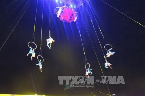 Màn biểu diễn xiếc trên không của các nghệ sĩ