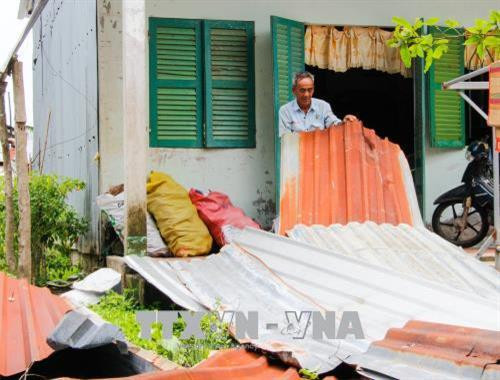 Người dân dọn dẹp và sửa chữa nhà cửa sau trận giông. Ảnh: Hồng Thái - TTXVN Người dân dọn dẹp và sửa chữa nhà cửa sau trận giông. Ảnh: Hồng Thái - TTXVN