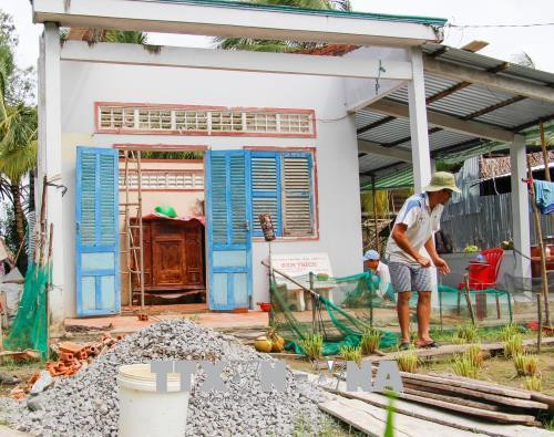 Người dân dọn dẹp nhà cửa sau trận giông. Ảnh: Hồng Thái - TTXVN Người dân dọn dẹp nhà cửa sau trận giông. Ảnh: Hồng Thái - TTXVN