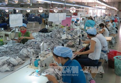 Sản xuất tại Công ty cổ phần Dệt may Huế. Ảnh: Quốc Việt - TTXVN Sản xuất tại Công ty cổ phần Dệt may Huế. Ảnh: Quốc Việt - TTXVN