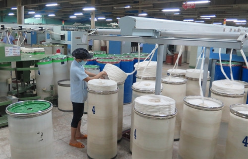 Sản xuất tại Công ty cổ phần Dệt may Huế. Ảnh: Quốc Việt - TTXVN Sản xuất tại Công ty cổ phần Dệt may Huế. Ảnh: Quốc Việt - TTXVN