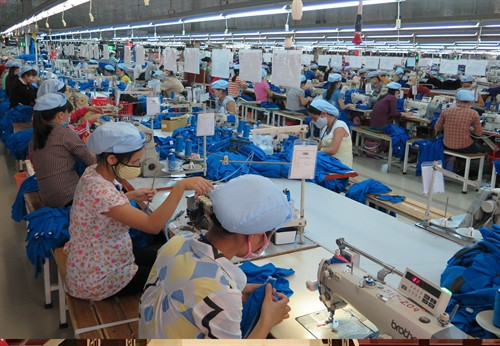 Sản xuất tại Công ty cổ phần Dệt may Huế. Ảnh: Quốc Việt - TTXVN Sản xuất tại Công ty cổ phần Dệt may Huế. Ảnh: Quốc Việt - TTXVN