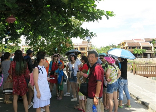 Lượng khách Trung Quốc đến Hội An nói riêng và Quảng Nam nói chung liên tục tăng trong vài năm trở lại đây. Ảnh: Dân Trí