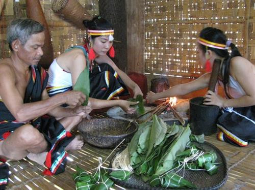 Đồng bào Cor nhóm lửa nấu bánh.