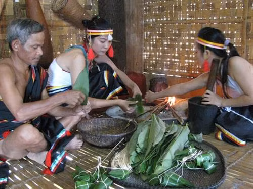 Đồng bào Cor nhóm lửa nấu bánh.