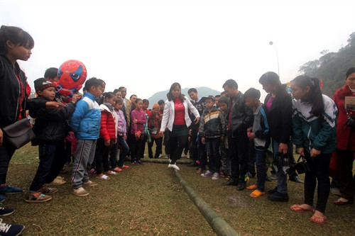 Phần thi cầu kiều tại hội xuân Ba Bể.