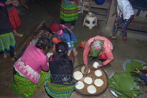 Các thanh niên tham gia giã bánh dày trong ngày tết người Mông. Ảnh: Hữu Quyết - TTXVN Bánh dày là thứ không thể thiếu trong mâm cỗ ngày tết của người Mông. Ảnh: Hữu Quyết - TTXVN Người Mông ở xã Hồng Ngài, huyện Bắc Yên thực hiện nghi thức cúng tổ tiên. Ảnh: Hữu Quyết - TTXVN Nghi thức dán giấy lên các công cụ lao động và đồ dùng của người Mông. Ảnh: Hữu Quyết - TTXVN Các thanh niên tham gia giã bánh dày trong ngày tết người Mông. Ảnh: Hữu Quyết - TTXVN Bánh dày là thứ không thể thiếu trong mâm cỗ ngày tết của người Mông. Ảnh: Hữu Quyết - TTXVN Người Mông ở xã Hồng Ngài, huyện Bắc Yên thực hiện nghi thức cúng tổ tiên. Ảnh: Hữu Quyết - TTXVN Nghi thức dán giấy lên các công cụ lao động và đồ dùng của người Mông. Ảnh: Hữu Quyết - TTXVN