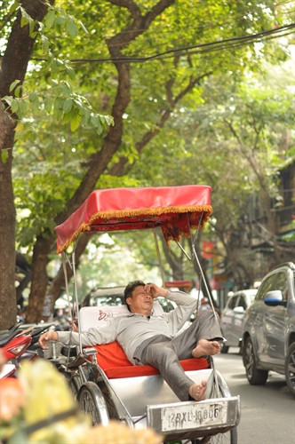 Giấc ngủ trưa ngắn của người lái xích lô.